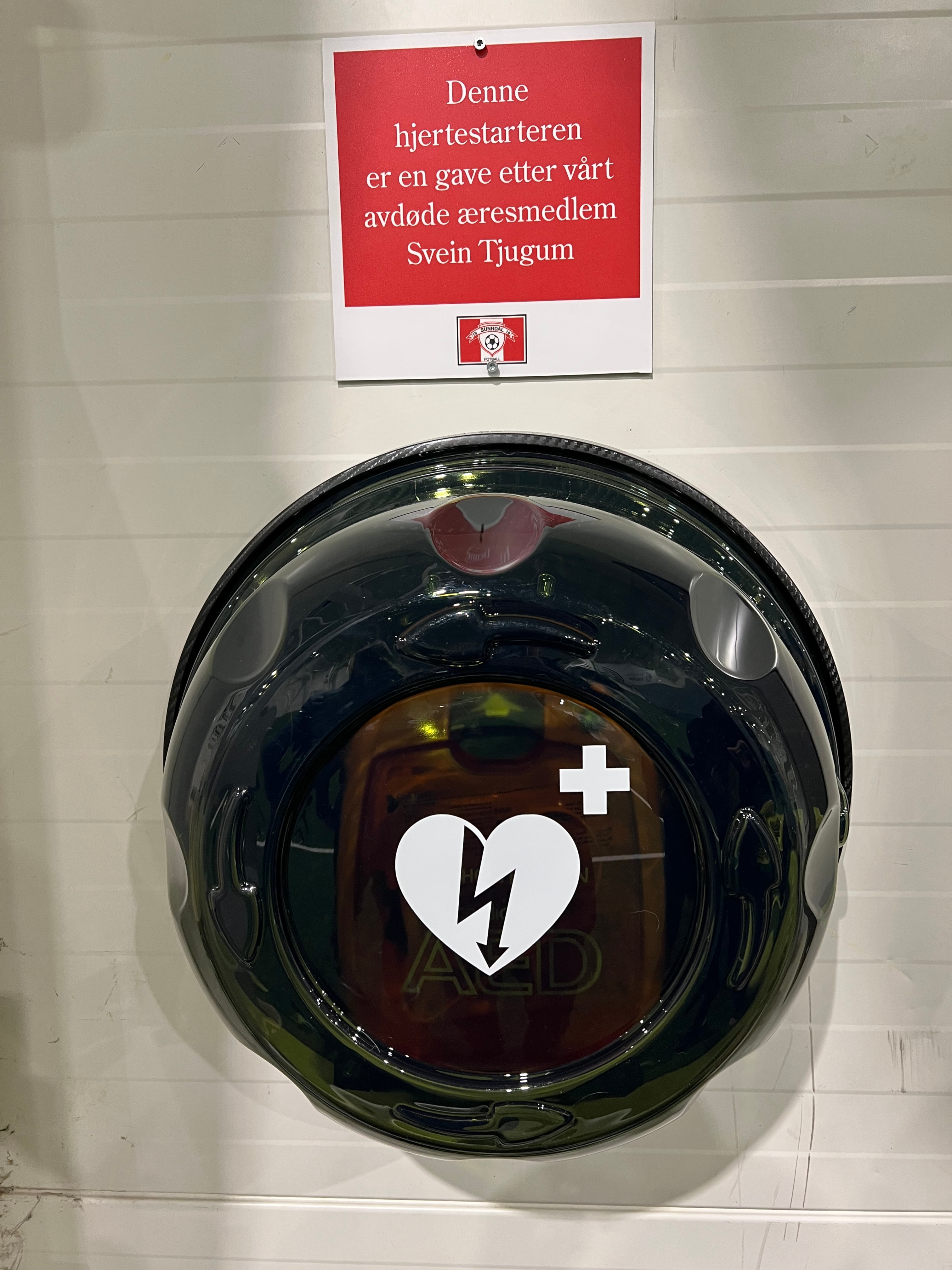 Ny hjertestarter på plass i Hydrohallen